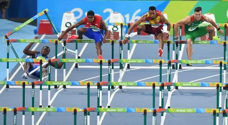 Embarazosa caída de atleta haitiano en prueba de vallas