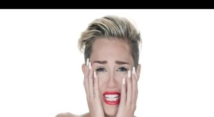 Video: Miley Cyrus práctica sadomasoquismo y se desnuda otra vez