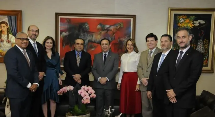 Delegación AIRD visita al gobernador Valdez Albizu y resalta crecimiento del sector industrial