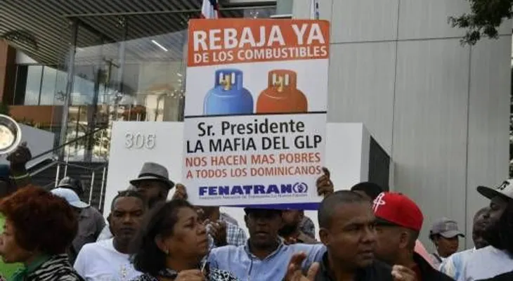 Choferes protestan frente a Industria y Comercio por altos precios de los combustibles