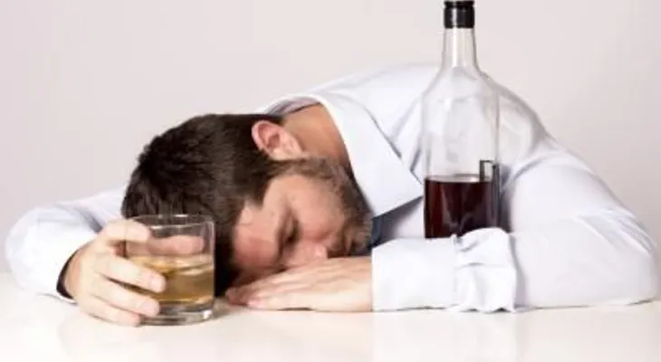 Esto le pasa a tu cerebro cuando toma alcohol en exceso