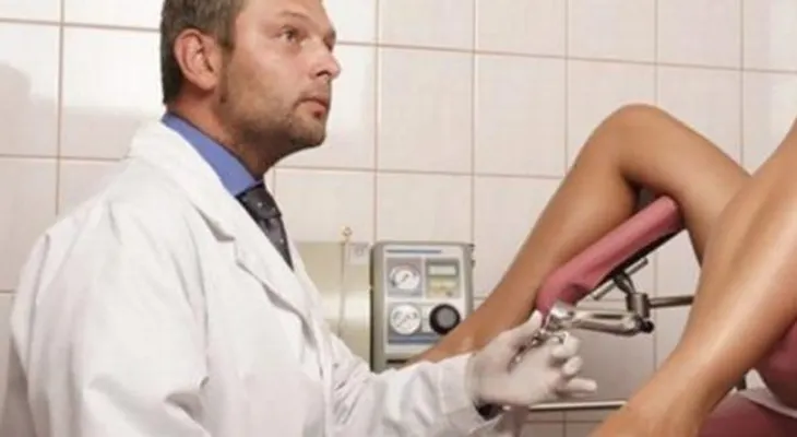Ella describe cómo el ginecólogo metió en su vagina algo extraño