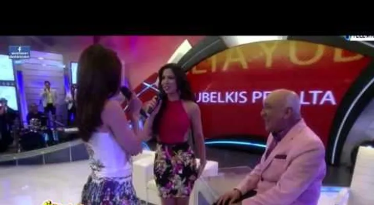 Yubelkis Peralta le da masaje a Jochy Santos. Mira la reacción de Isaura Taveras