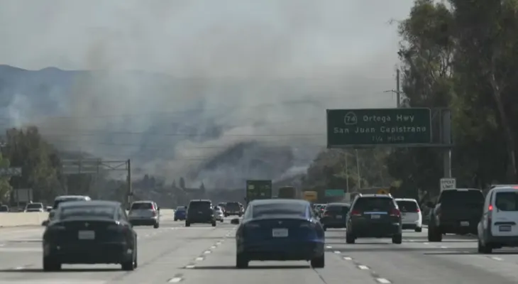 Incendio forestal "Norte Fire" arrasa casi 190 hectáreas y varias viviendas en el condado de Orange, California