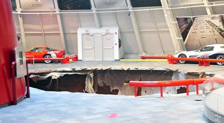 Socavón se traga 8 Corvettes en el Museo Nacional de Kentucky