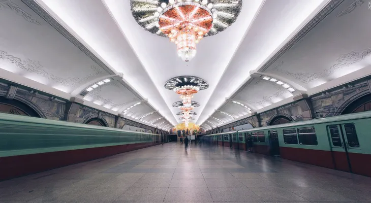 Candelabros, mármol y propaganda: un viaje por el sistema de trenes de Corea del Norte