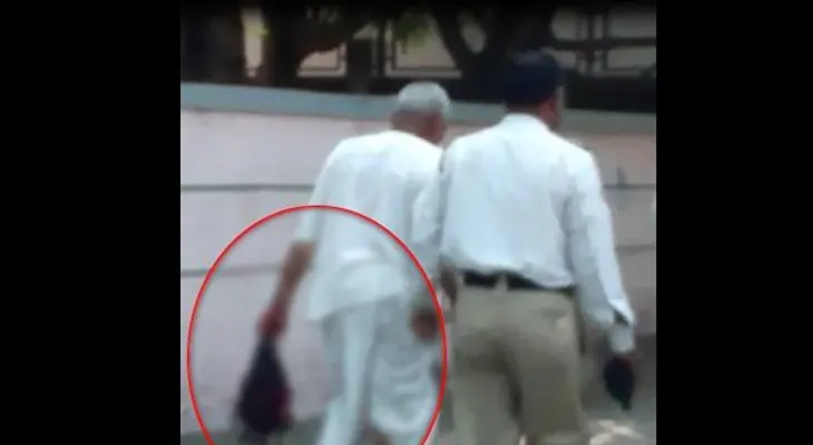 Un hombre decapita su esposa y pasea con la cabeza 