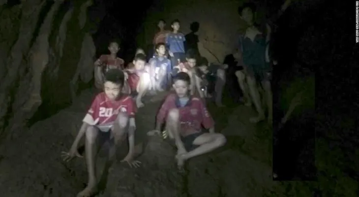 Muere un socorrista tailandés durante la operación para rescatar a los niños en la cueva
