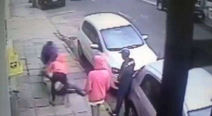 Atracan a una mujer y todos siguen como si nada (VIDEO)