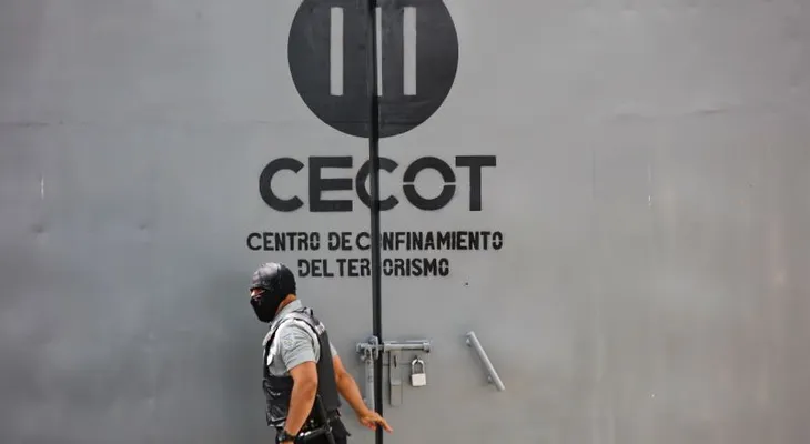 Bukele anuncia revisión de expedientes de 10.000 detenidos bajo el régimen de excepción en El Salvador