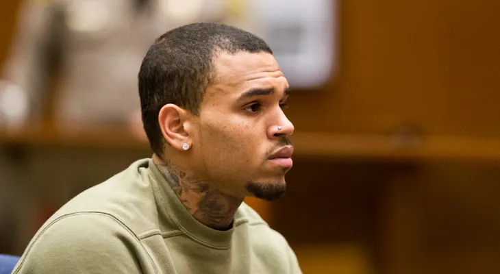 Arrestan a Chris Brown y lo acusan de agresión con arma letal