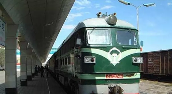 Pasajeros de tren sorprendidos ante proyección película porno por descuido