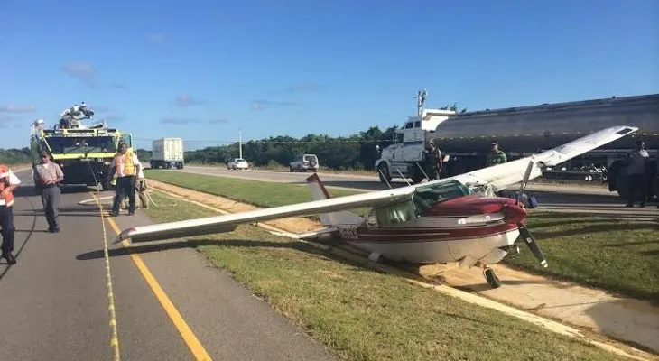 Avioneta aterriza de emergencia en autovía del Coral