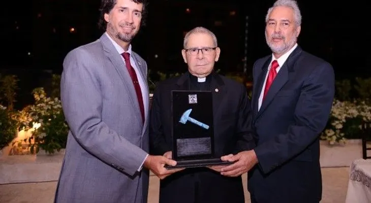 Reconocen a monseñor Agripino Núñez y al ingeniero Gil