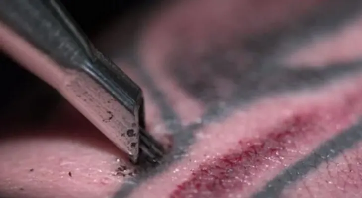 ¿Cómo funciona una máquina tatuadora a cámara lenta?