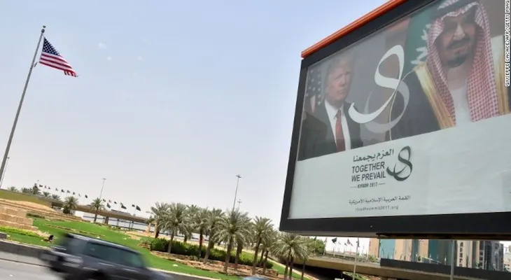 Asediado en casa, Trump sale en su primer viaje crucial en el extranjero