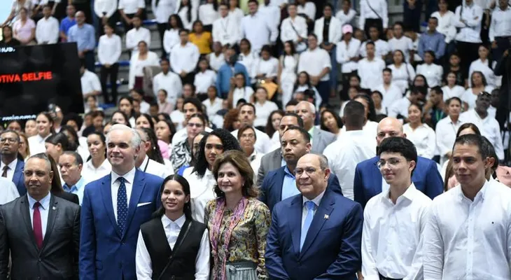 Gobierno entrega 10,000 becas a estudiantes destacados para estudios superiores