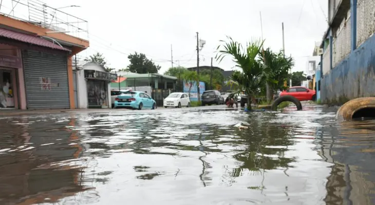 Lluvias dejan 100 viviendas afectadas y mantienen 21 provincias en alerta por vaguada