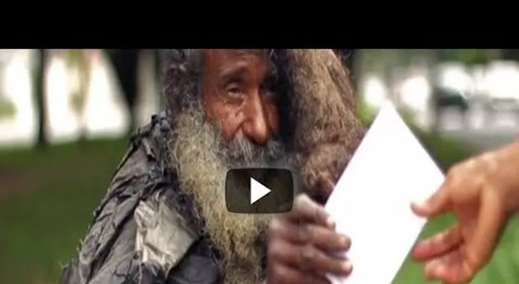 Siempre saludaba a este vagabundo, hasta que un día le dio un pedazo de papel.... (VIDEO)