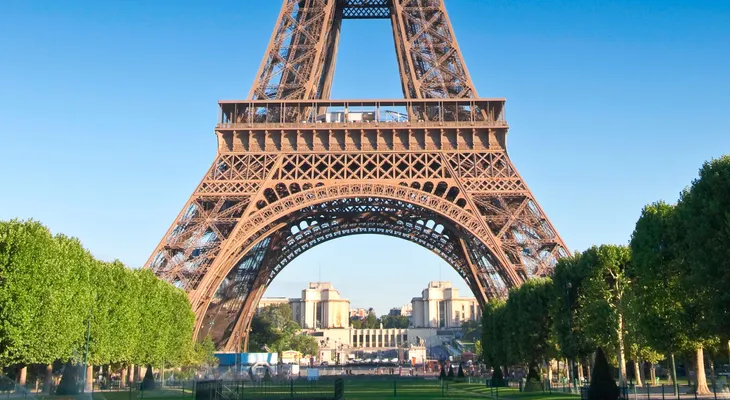 La Torre Eiffel abre una nueva terraza verde durante el verano