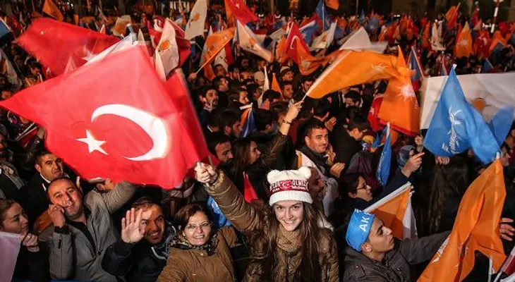 El partido de Erdogan gana en las elecciones parlamentarias en Turquía