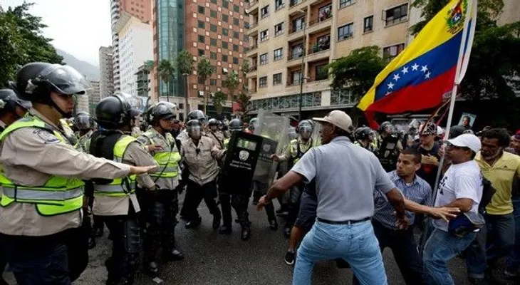 Miles reclaman revocar a Maduro