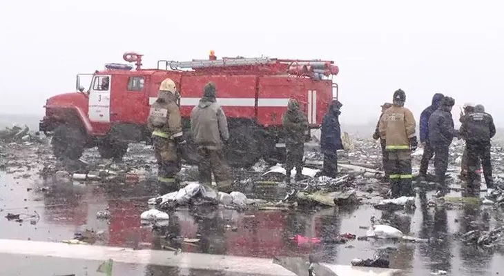 Video muestra cuando avión ruso cae; mueren al menos 55 personas