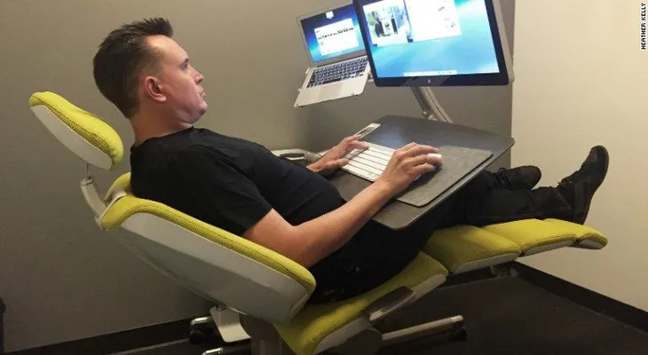 ¿Cansado de estar sentado? Acuéstate cuando estés en el trabajo en esta nueva silla