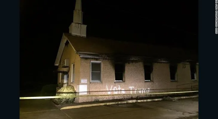 Policía: Vandalismo a favor de Trump e incendio de iglesia es crimen de odio