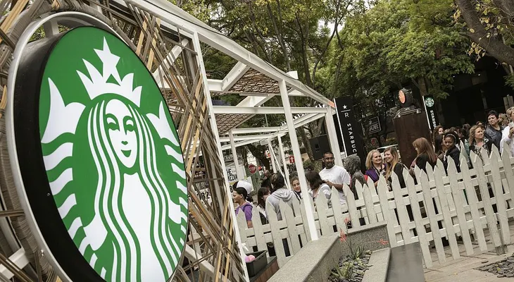 Cerrar tiendas de Starbucks costará "decenas de millones de dólares" pero "es una inversión", según su presidente