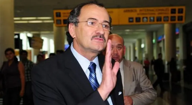 Renuncia desde EE.UU. contralor de Ecuador salpicado por escándalo Odebrecht