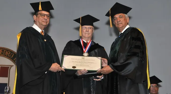 Hipólito Mejía recibe doctorado Honoris Causa de la UNPHU
