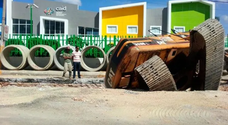 Retroexcavadora se vuelca en la Luperón