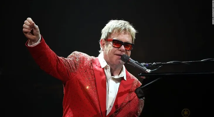Bromista ruso dice que llamó a Elton John y se hizo pasar por Putin