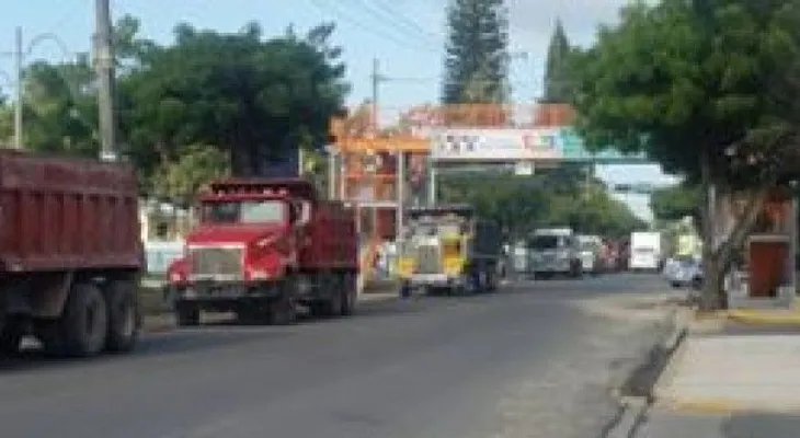 Camioneros inician paro en Moca en demanda de reapertura de mina