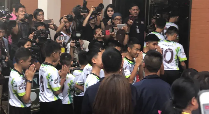Los 12 niños de la cueva de Tailandia y su entrenador salen del hospital casi un mes luego de perderse