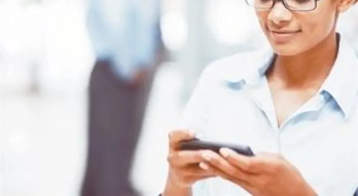 Luz de los smartphones genera afectaciones oculares, advierte estudio