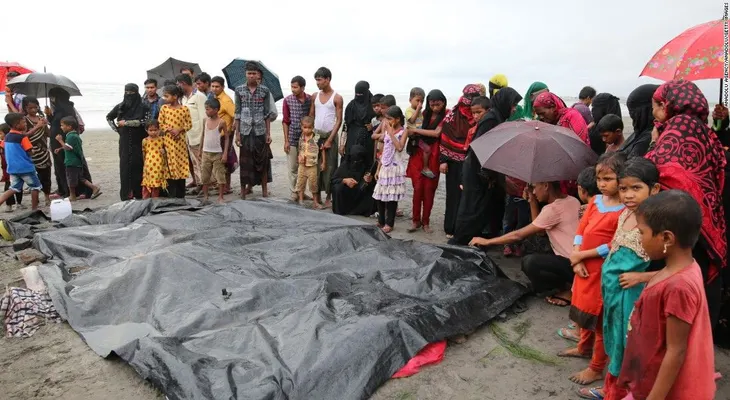 Decenas de miles de refugiados rohinyás huyen de la violencia en Myanmar