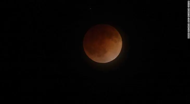 Prepárate para ver el viernes el eclipse lunar más largo de todo el siglo, de una hora y 43 minutos