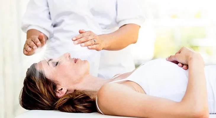Reiki 101: sus beneficios y cómo practicarlo en casa
