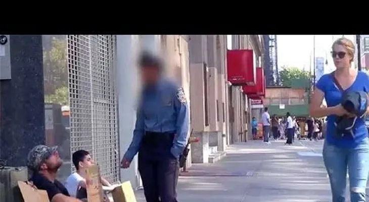Una policía maltrata a un hombre sin hogar 