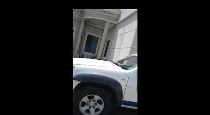 "Maldito asesino, ...asqueroso", le decía multitud a hombre acusado de matar su pareja; querían "lincharlo"