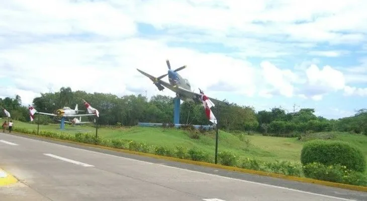 Avión que iba para el Aila aterriza por "error" en la Base Aérea de San Isidro