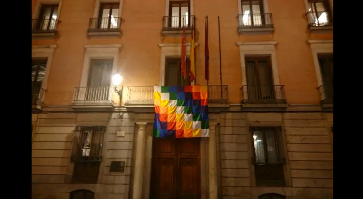 El ayuntamiento de Madrid celebra el 12 de octubre con una bandera indígena