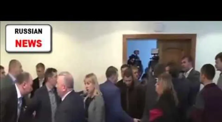 Diputado patea en la cabeza a funcionario en reunión (VIDEO)