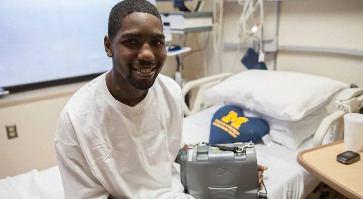 Un joven sobrevive 17 meses sin corazón gracias a esta herramienta en su mochila
