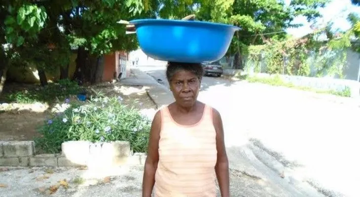 Nadie se salva: encapuchados atracan vendedora de tilapias y la despojan de 6 mil pesos
