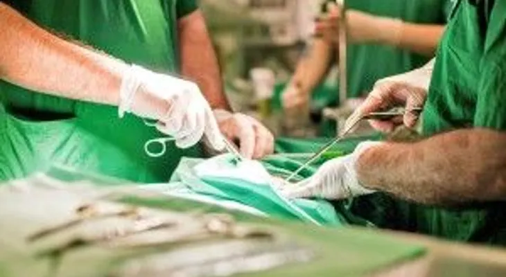 Realizan primer trasplante a mujer quemada con piel fabricada con sus células