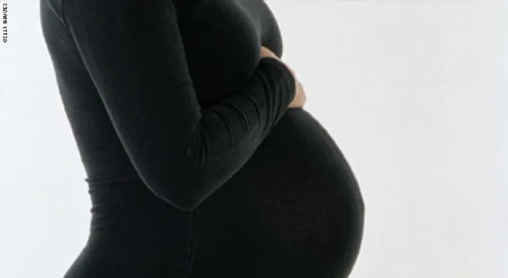 Detienen en Francia a mujer que escondía explosivos en falso vientre de embarazada