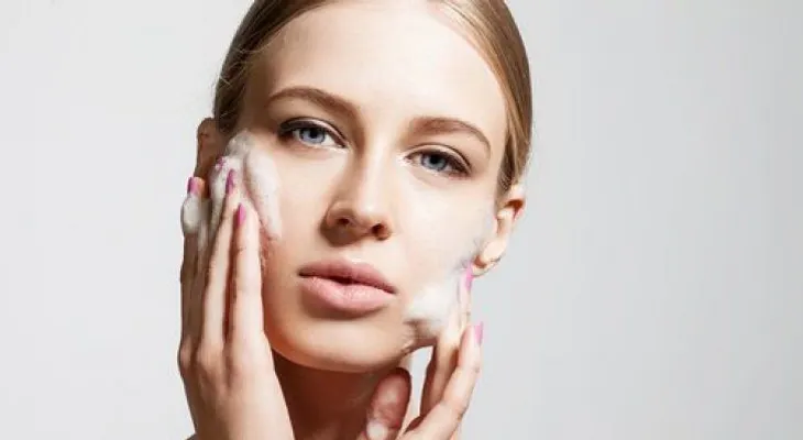 Cómo elaborar un exfoliante natural para el rostro y los labios